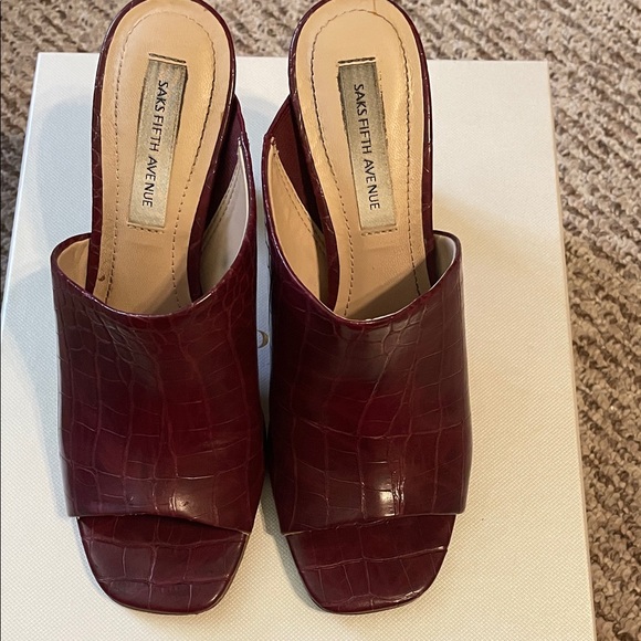 Saks Fifth Avenue burgundy Croc-Embossed peep toe slide, sz6,5 - Picture 2 of 4